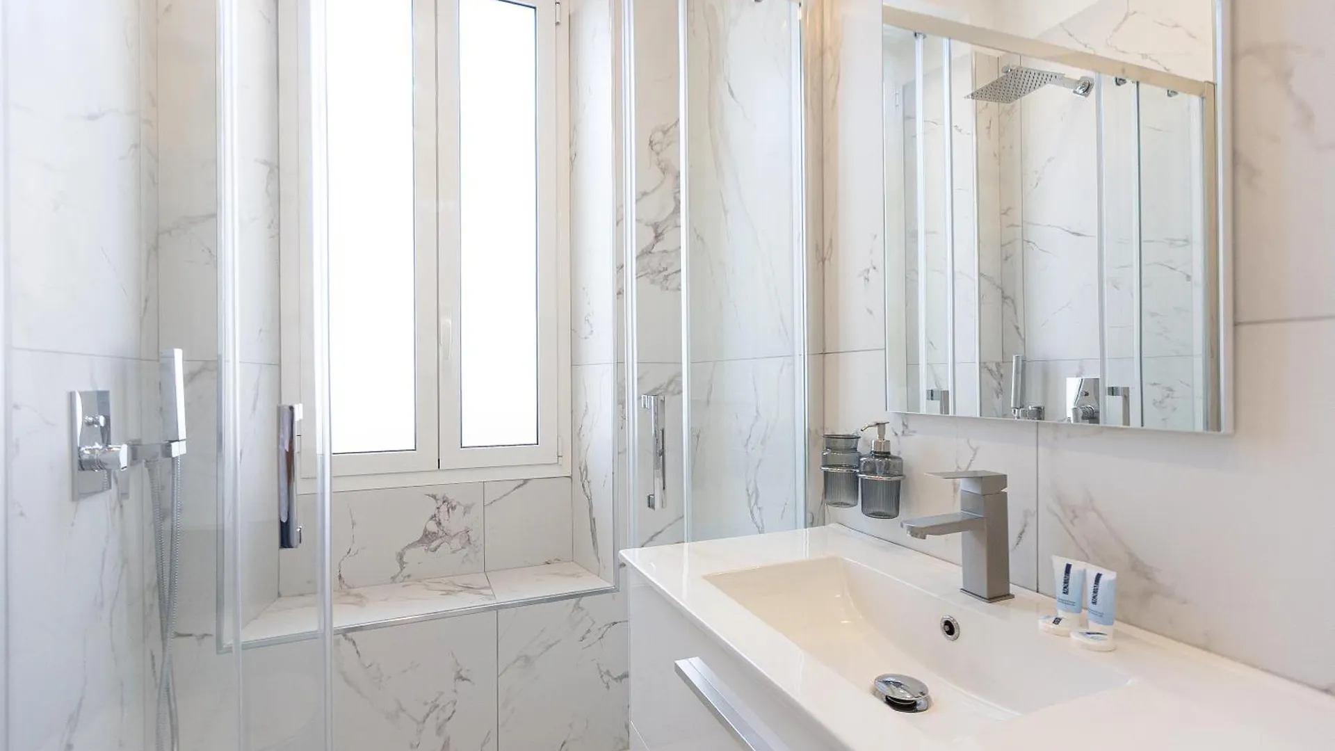 Constance Terrace Apartment By Rental In Roma